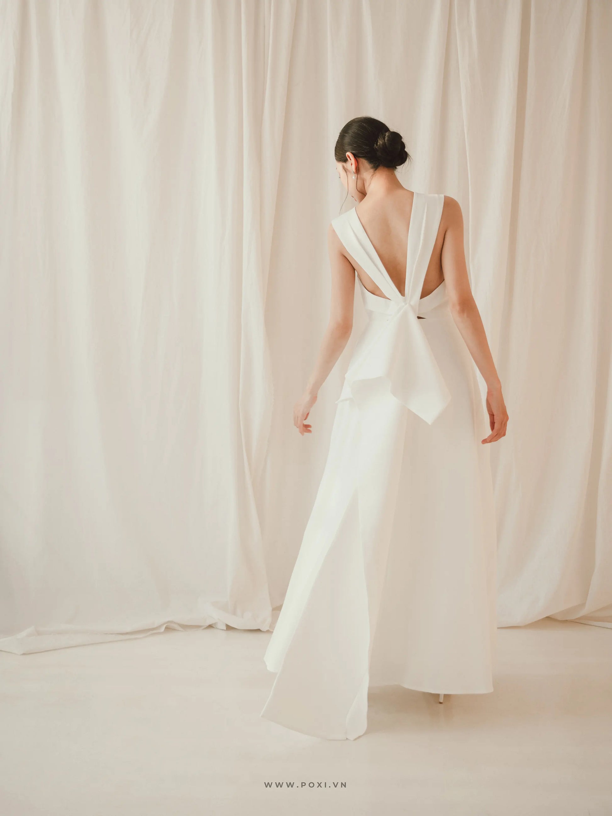 Đầm cổ tròn không tay cut-out lưng sau - F10 Regular