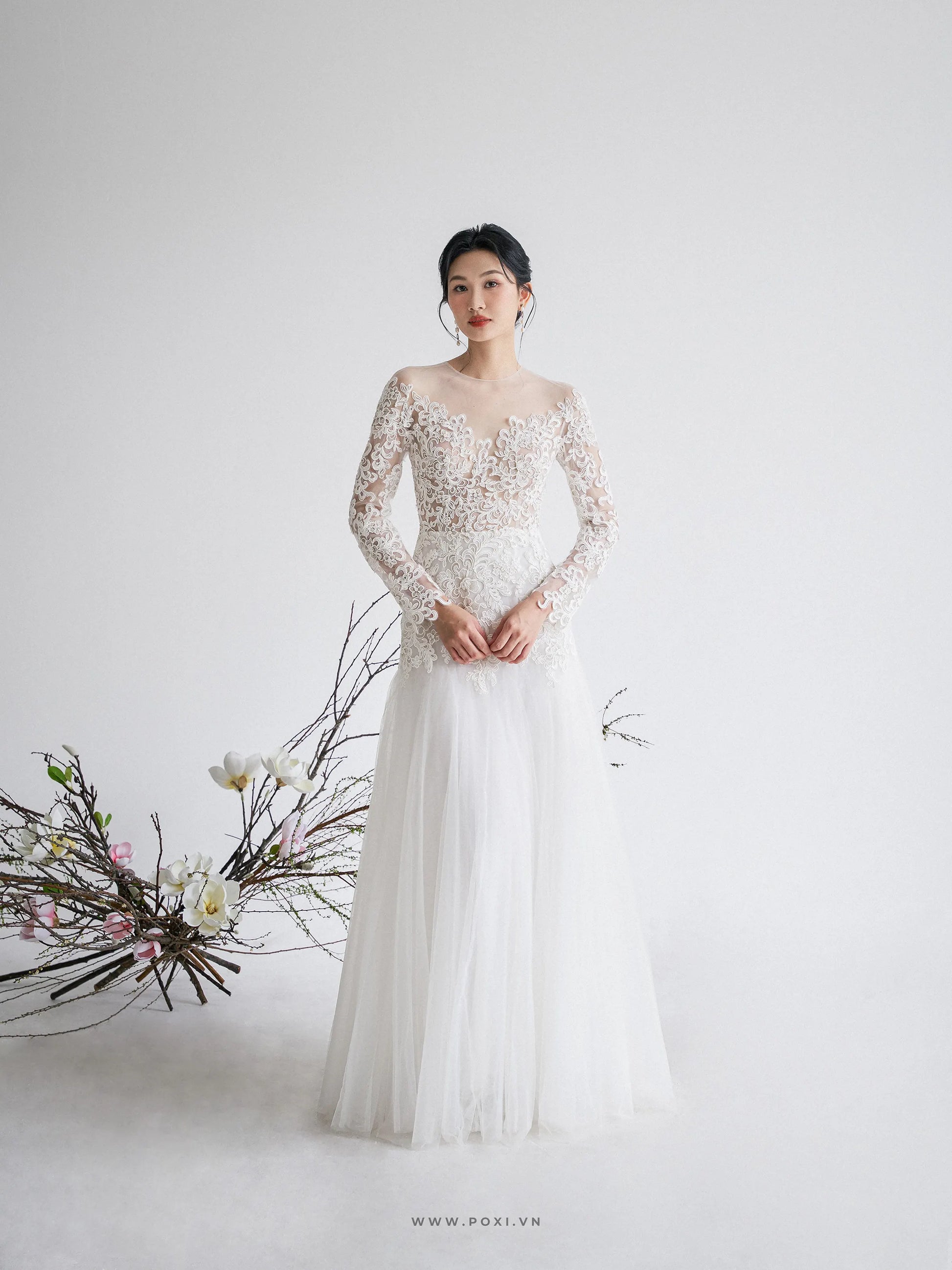 Đầm lưới tay dài đính ren tạo dáng cổ V, dáng váy xòe ôm hông nhẹ - D1799