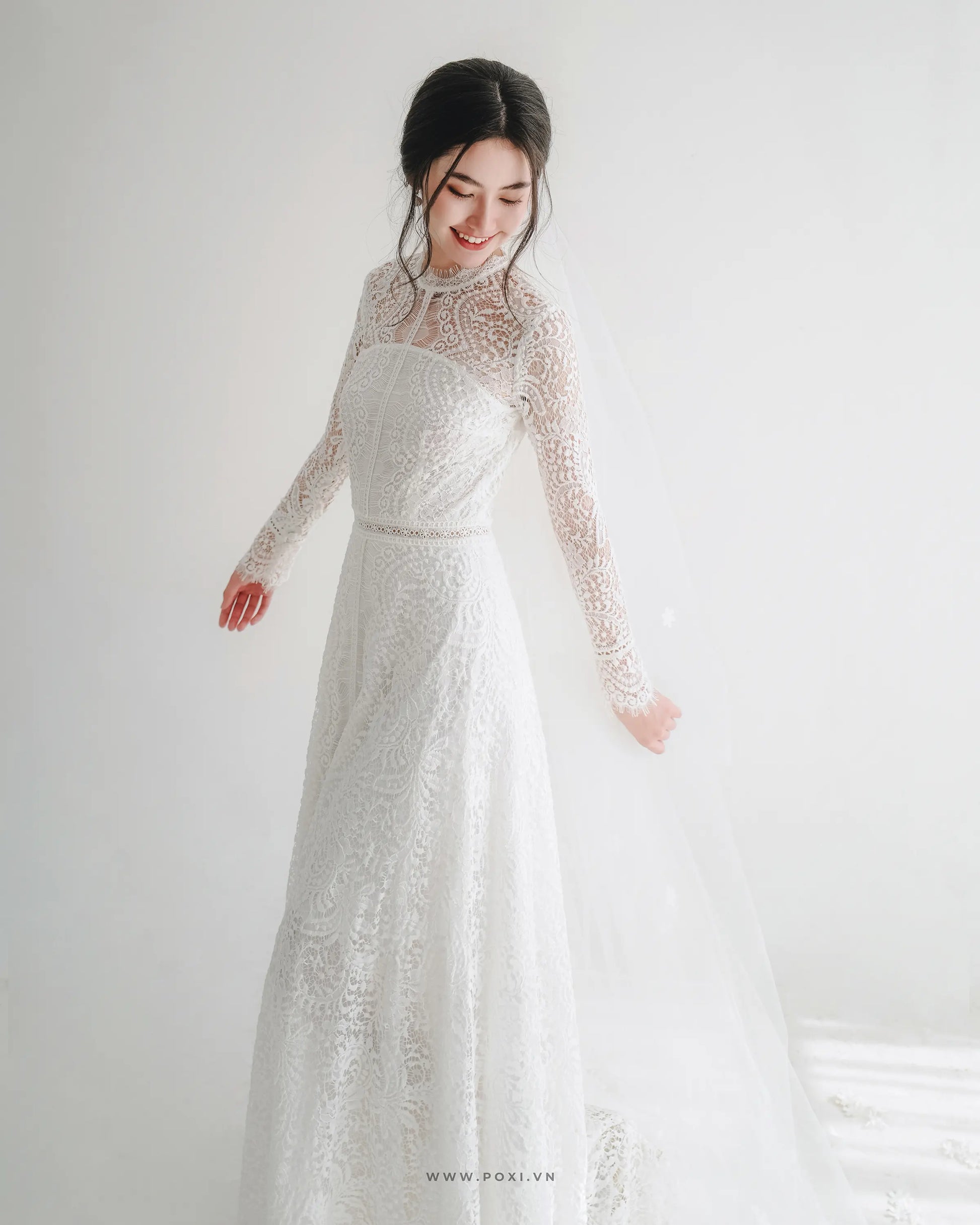 Đầm ren cổ tròn tay dài, dáng váy xòe - D750C Regular