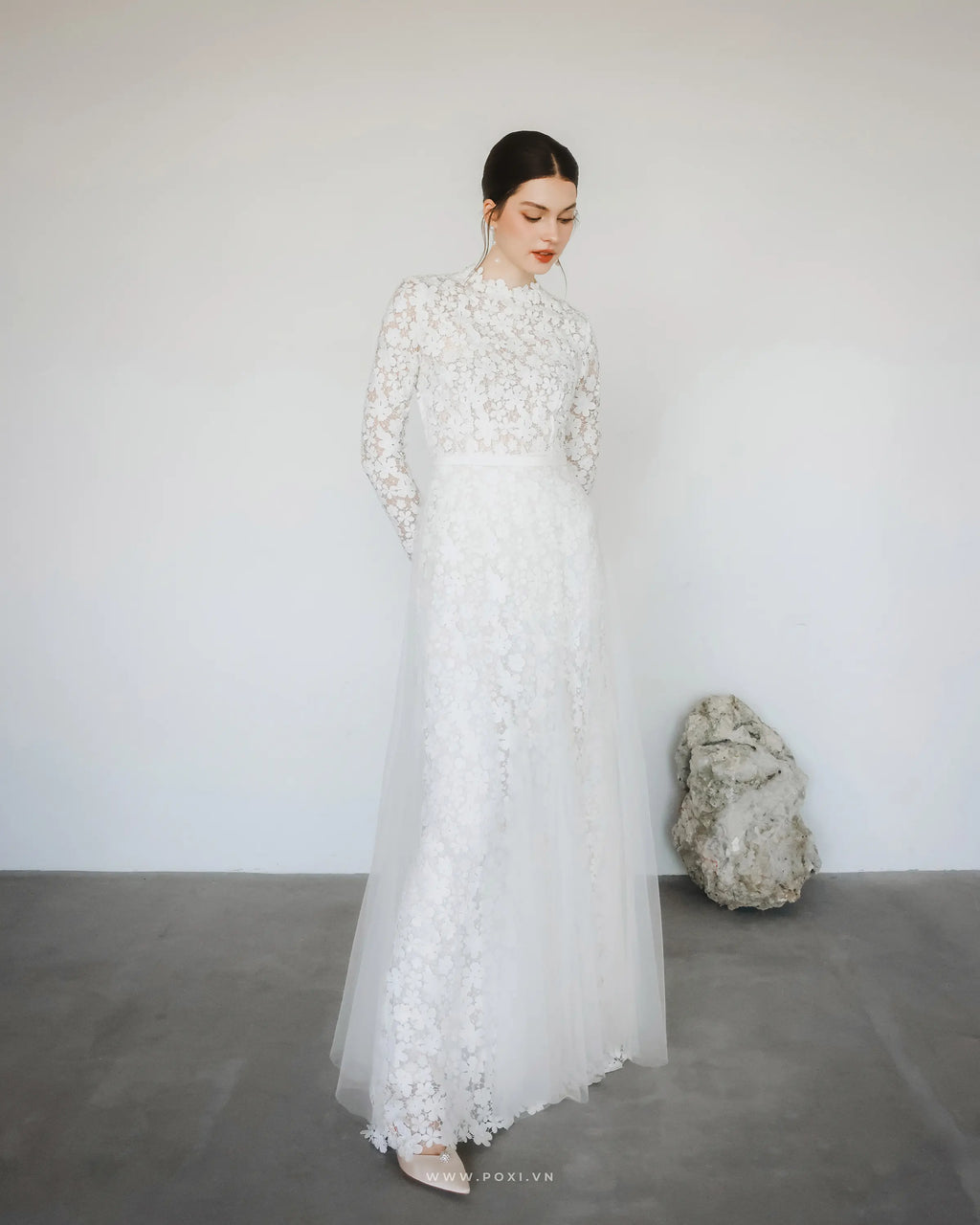 Đầm ren cổ tròn tay dài, dáng váy Aline phối tùng lưới xòe - D1536