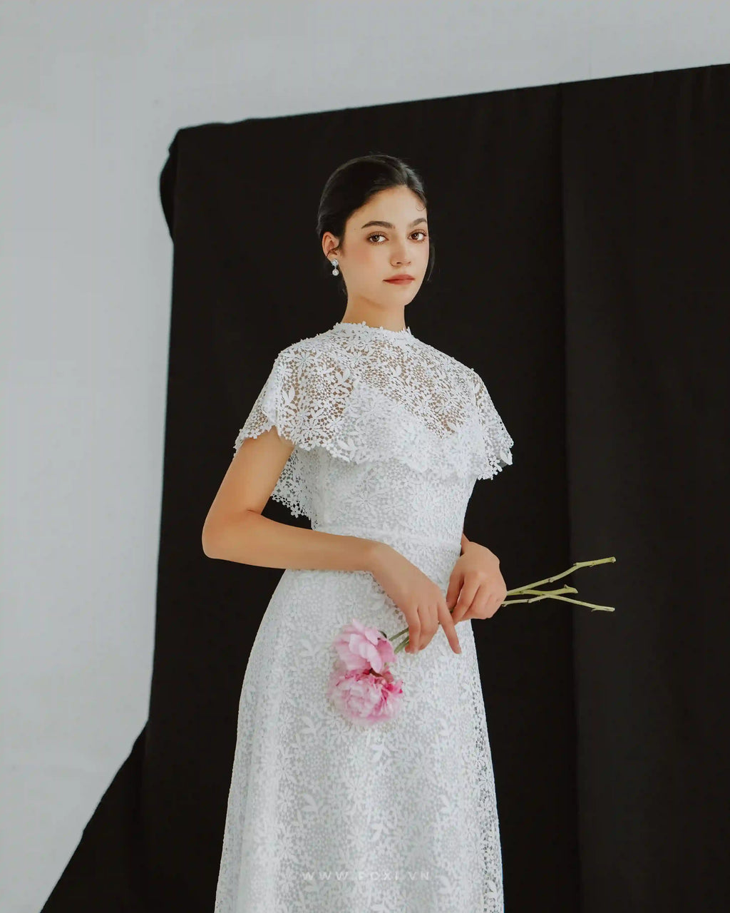 Made-to-order elegant lace wedding dress with V-neck and cape detachable - D1403 - POXI