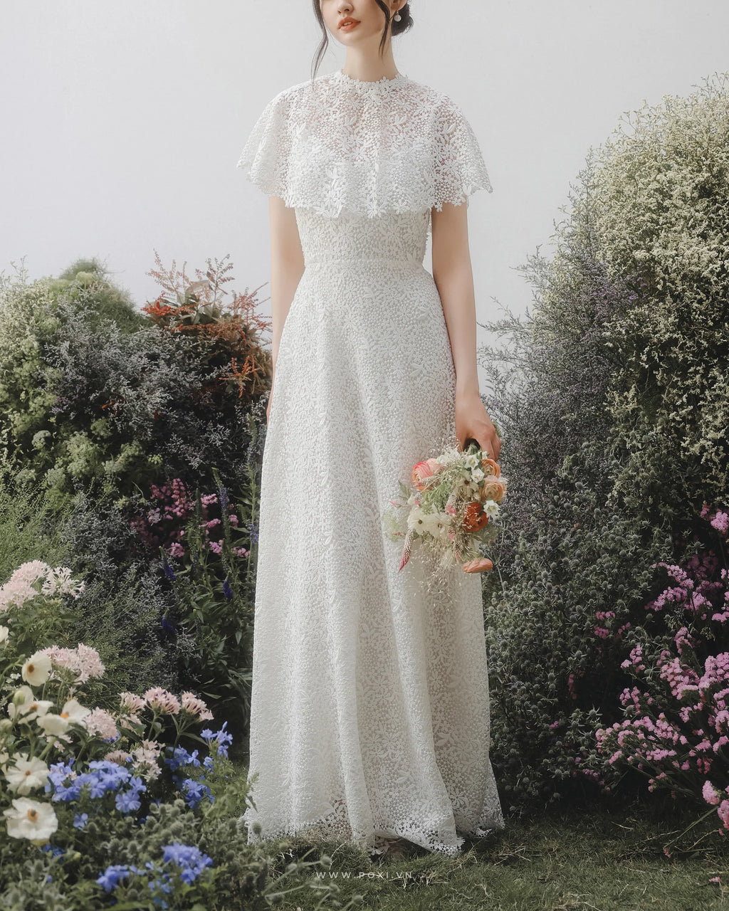 Made-to-order elegant lace wedding dress with V-neck and detachable cape - D1403