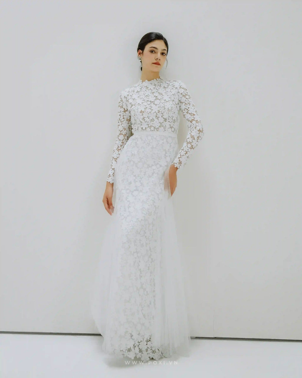 Made-to-order elegant lace wedding dress with crew neck, long sleeve, and detachable tulle skirt - D1536 - POXI