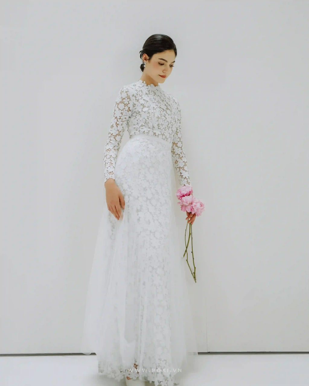 Made-to-order elegant lace wedding dress with crew neck, long sleeve, and detachable tulle skirt - D1536 - POXI