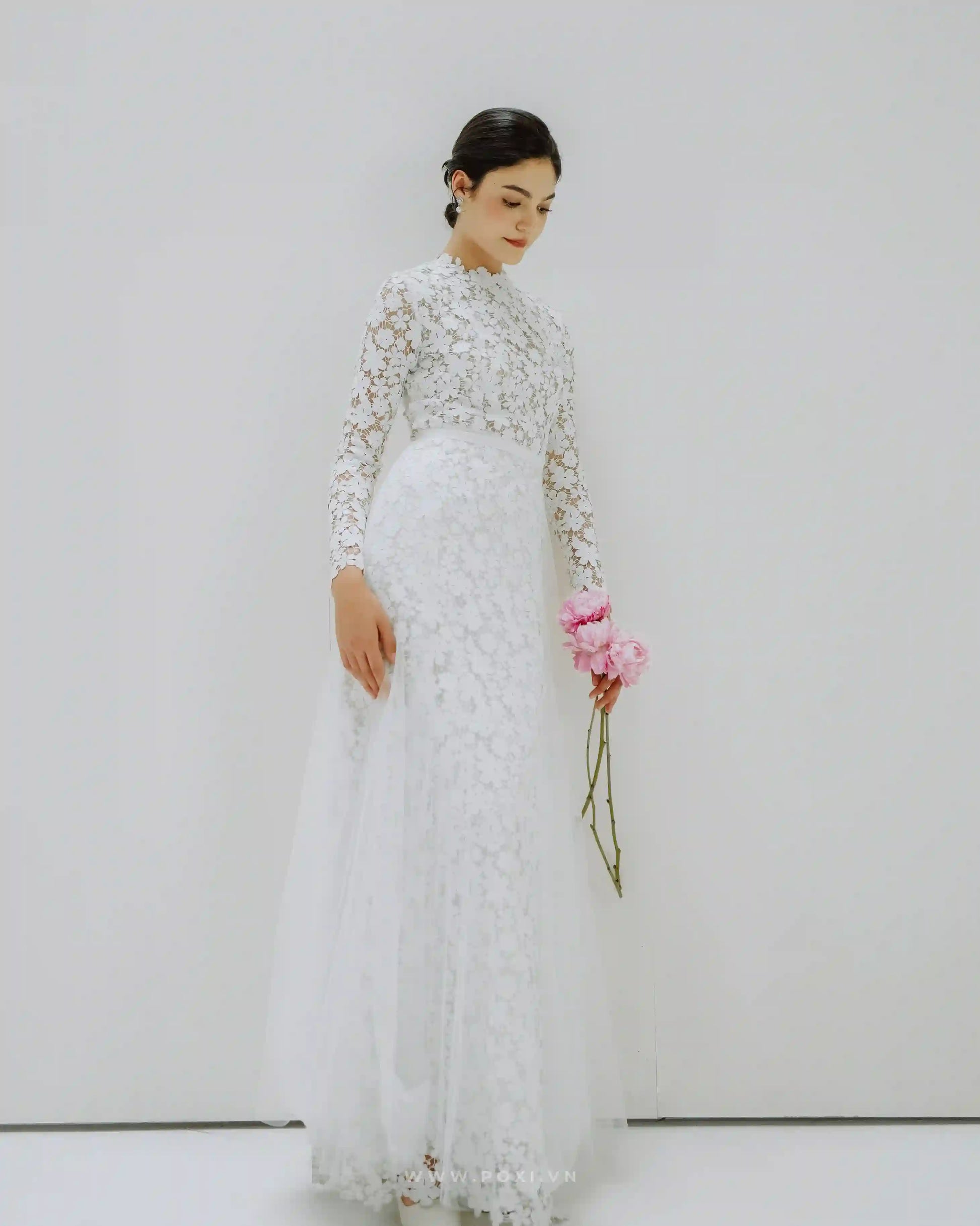 Made-to-order elegant lace wedding dress with crew neck, long sleeve, and detachable tulle skirt - D1536 - POXI