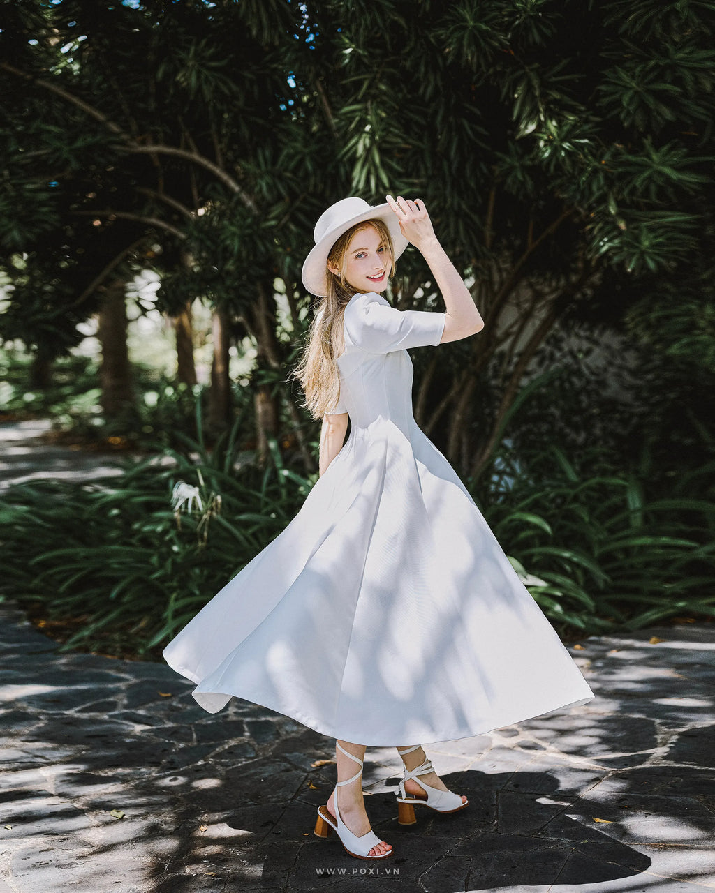 Simple party dress with gentle off-white color and fluttering flared skirt - D1680B - POXI