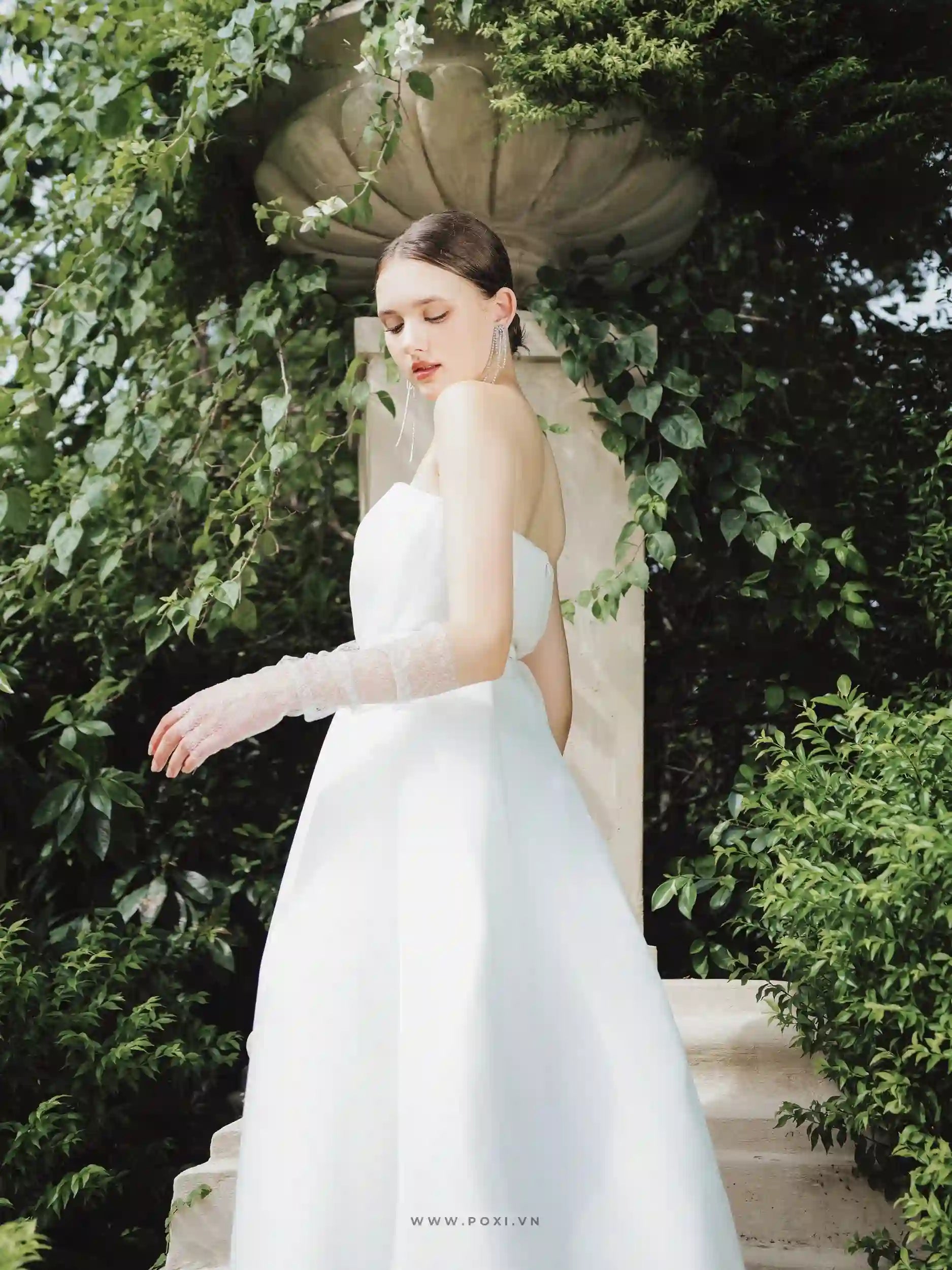 Modern off-shoulder wedding dress with a front split design and detachable bow belt - D1773 - POXI
