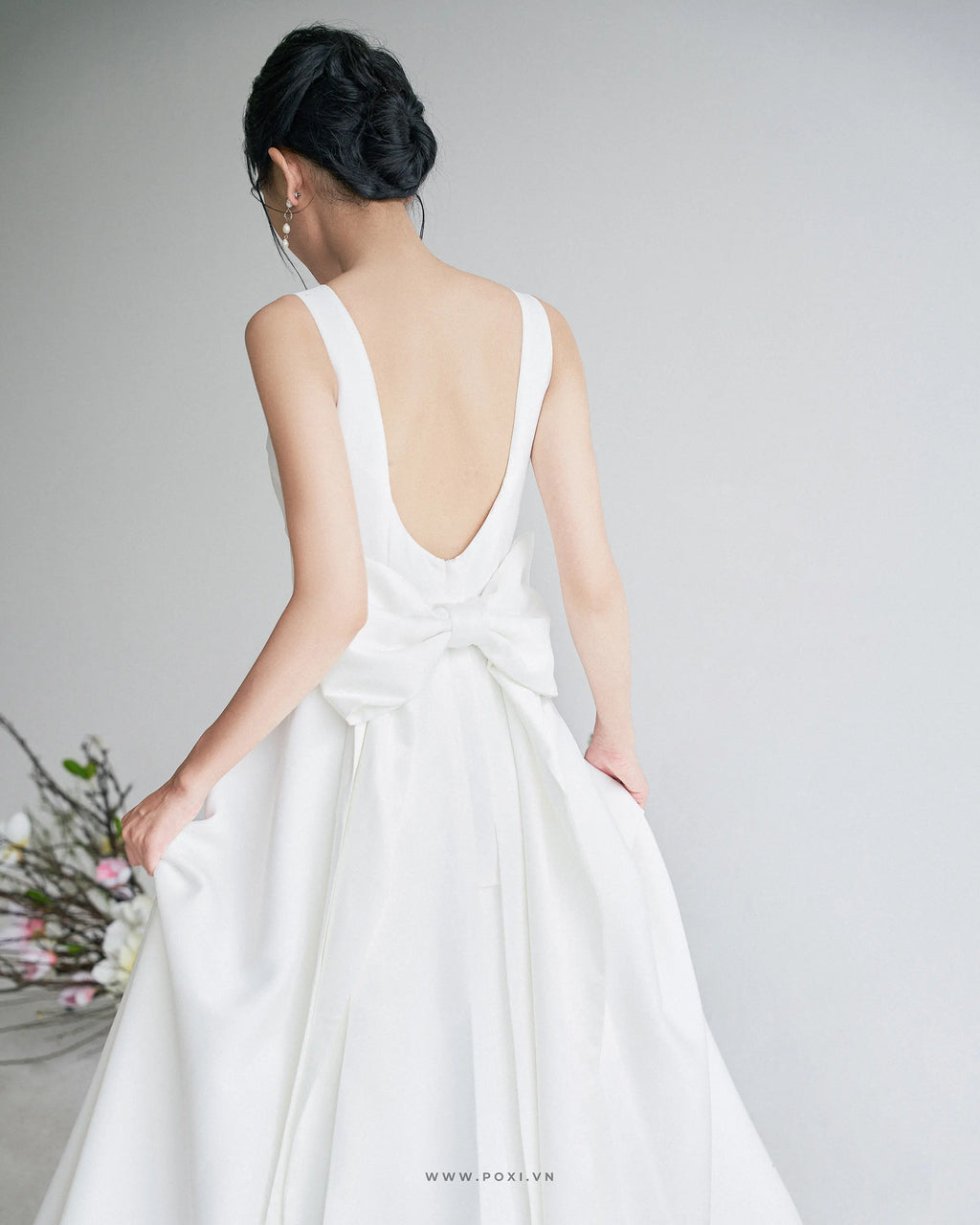 Đầm cổ thuyền không tay, form váy xòe rộng đuôi dài - D1717 Regular