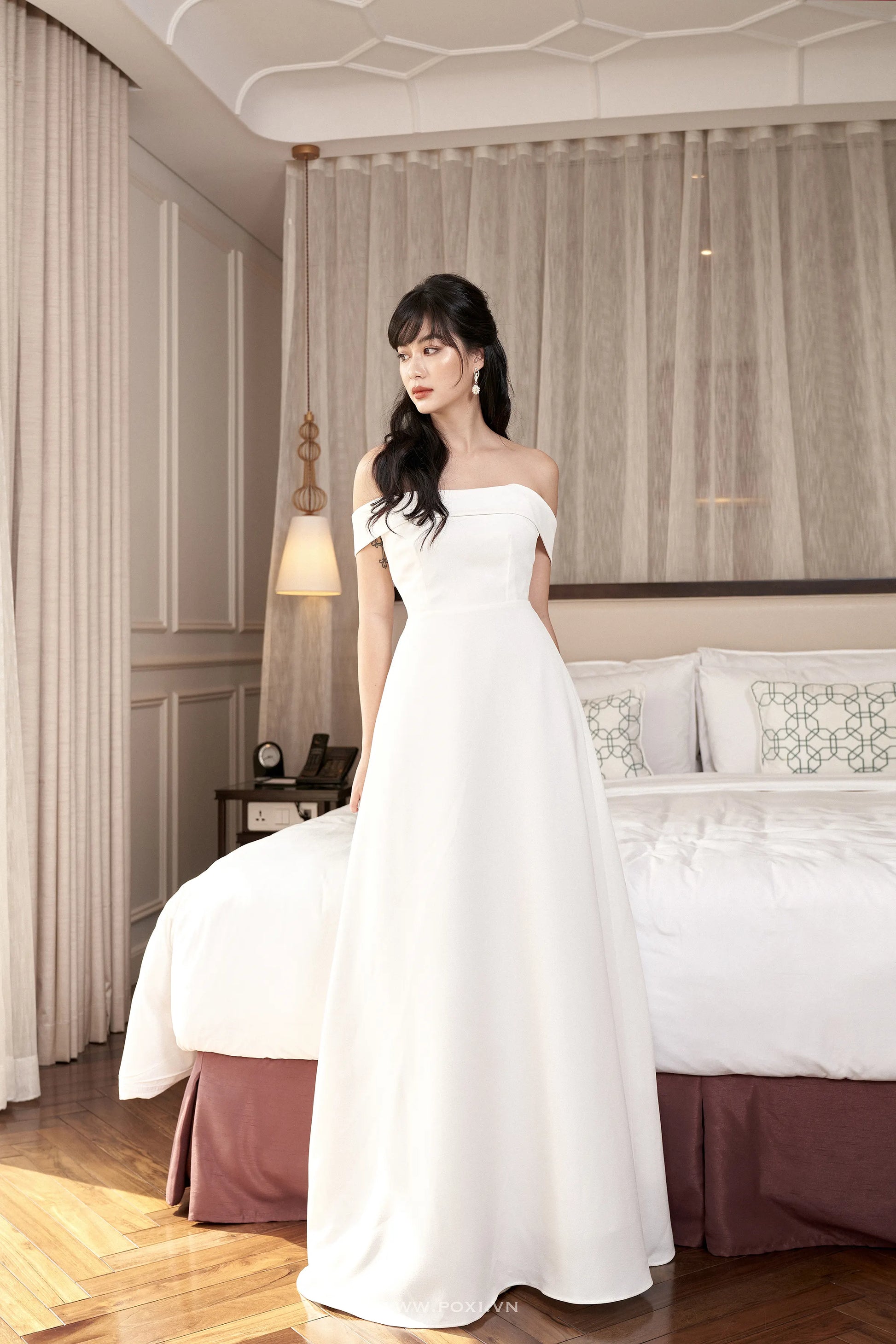 Đầm trễ vai dáng váy Aline có xẻ tà giữa sau - F8 Regular