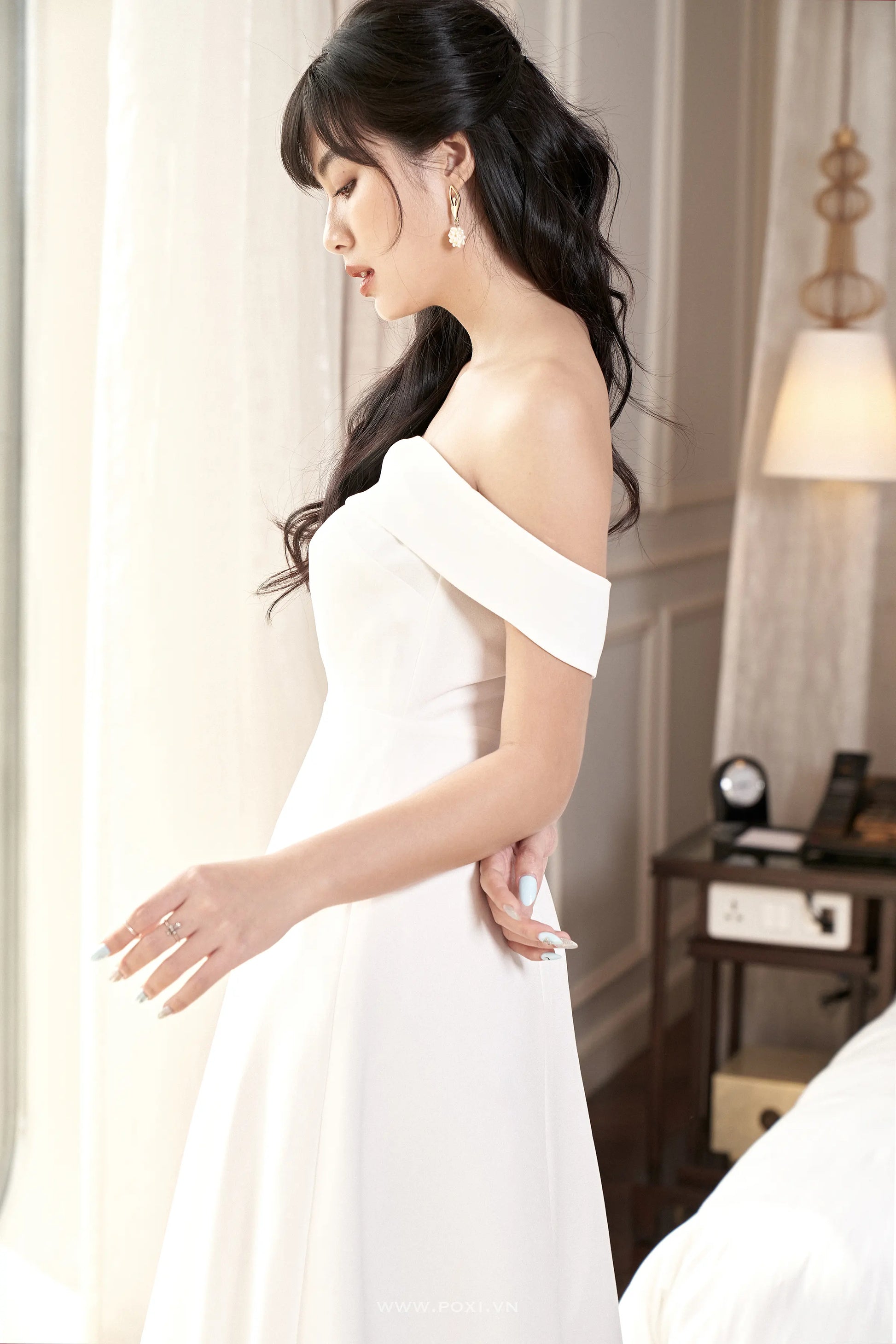 Đầm trễ vai dáng váy Aline có xẻ tà giữa sau - F8 Regular