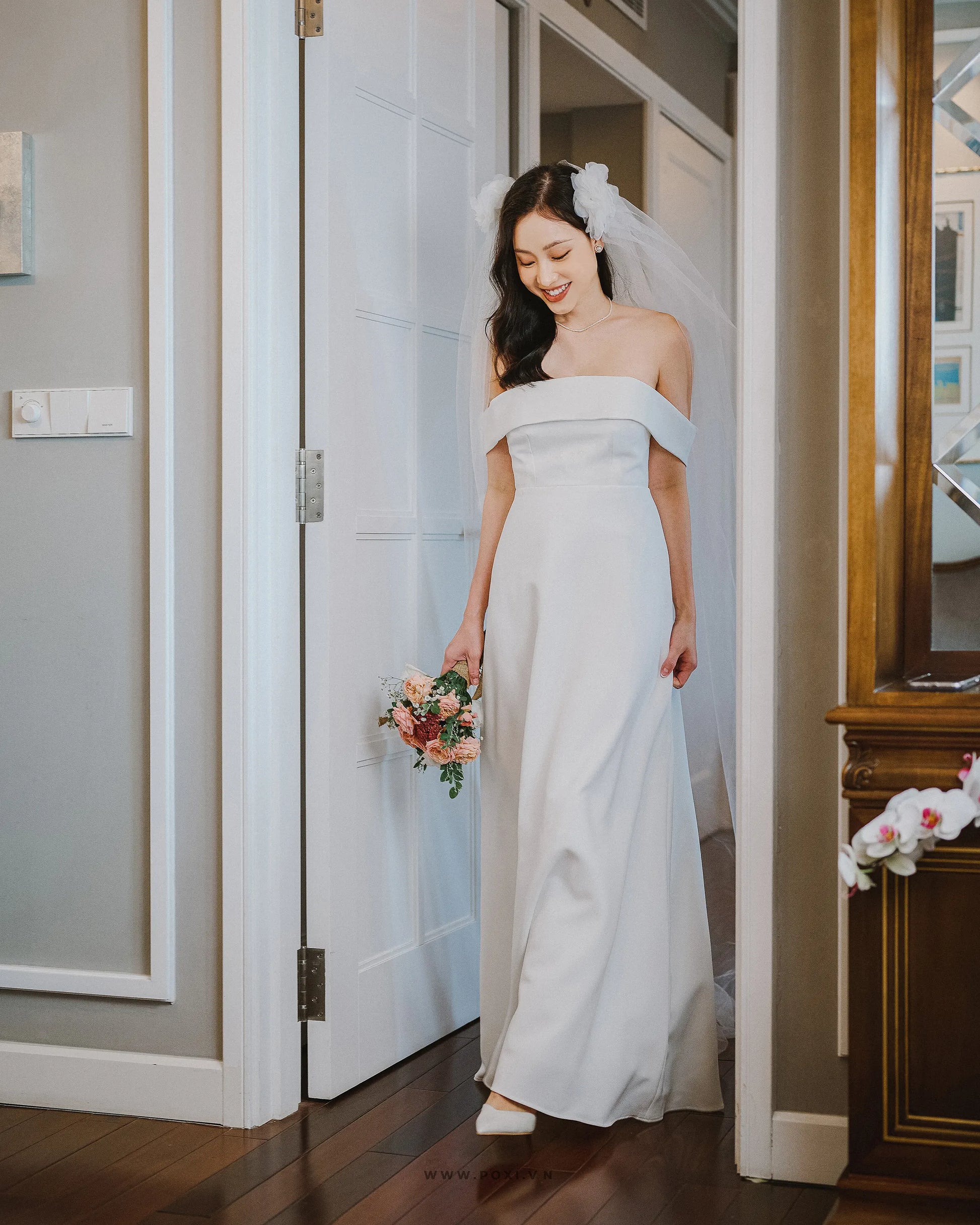 Đầm trễ vai dáng váy Aline có xẻ tà giữa sau - F8 Regular