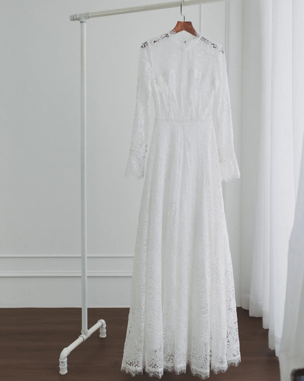 Lace wedding dress with crew neck and long sleeves - D750C - POXI