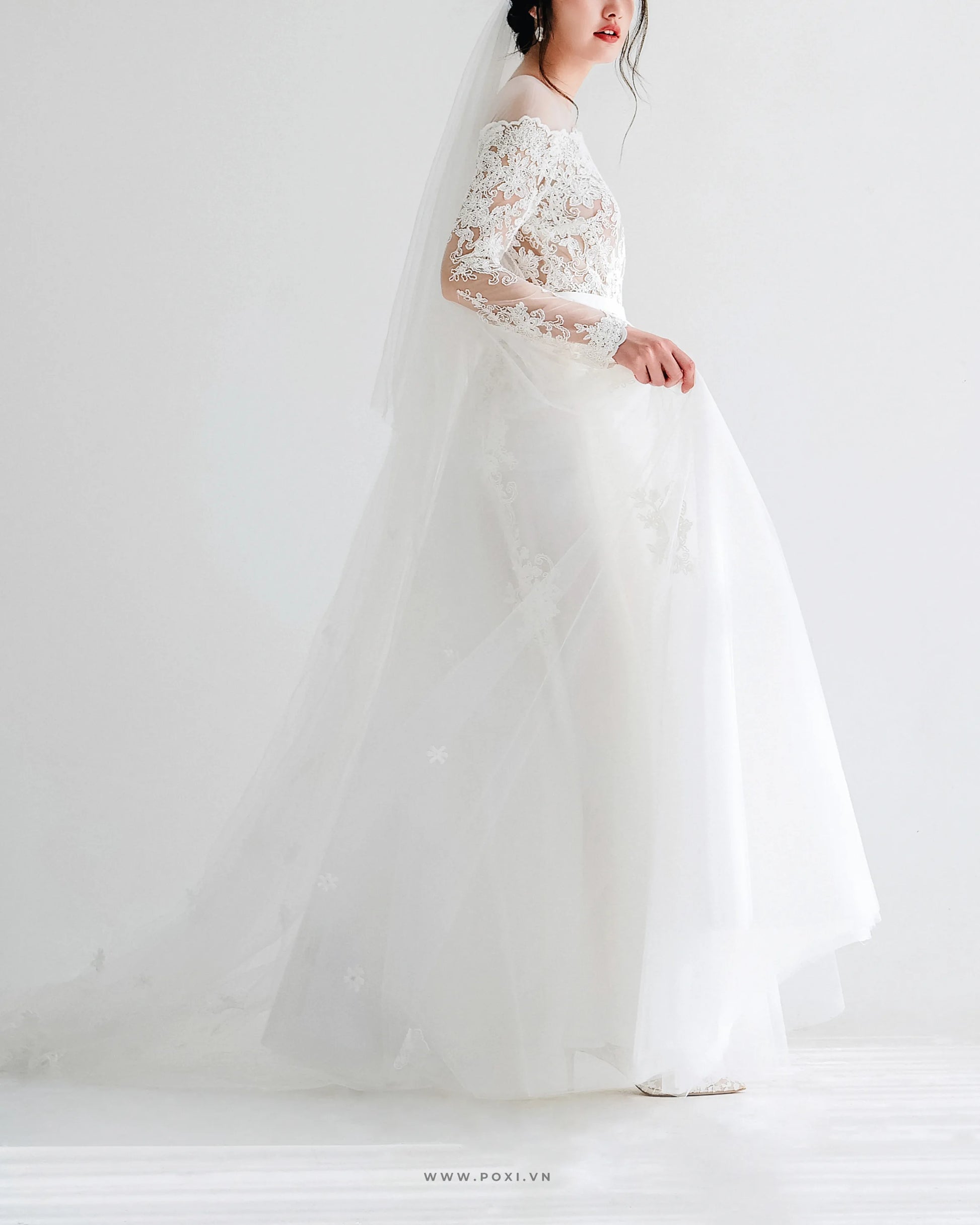 Đầm ren cổ tròn tay dài và dáng váy xòe - D1746B