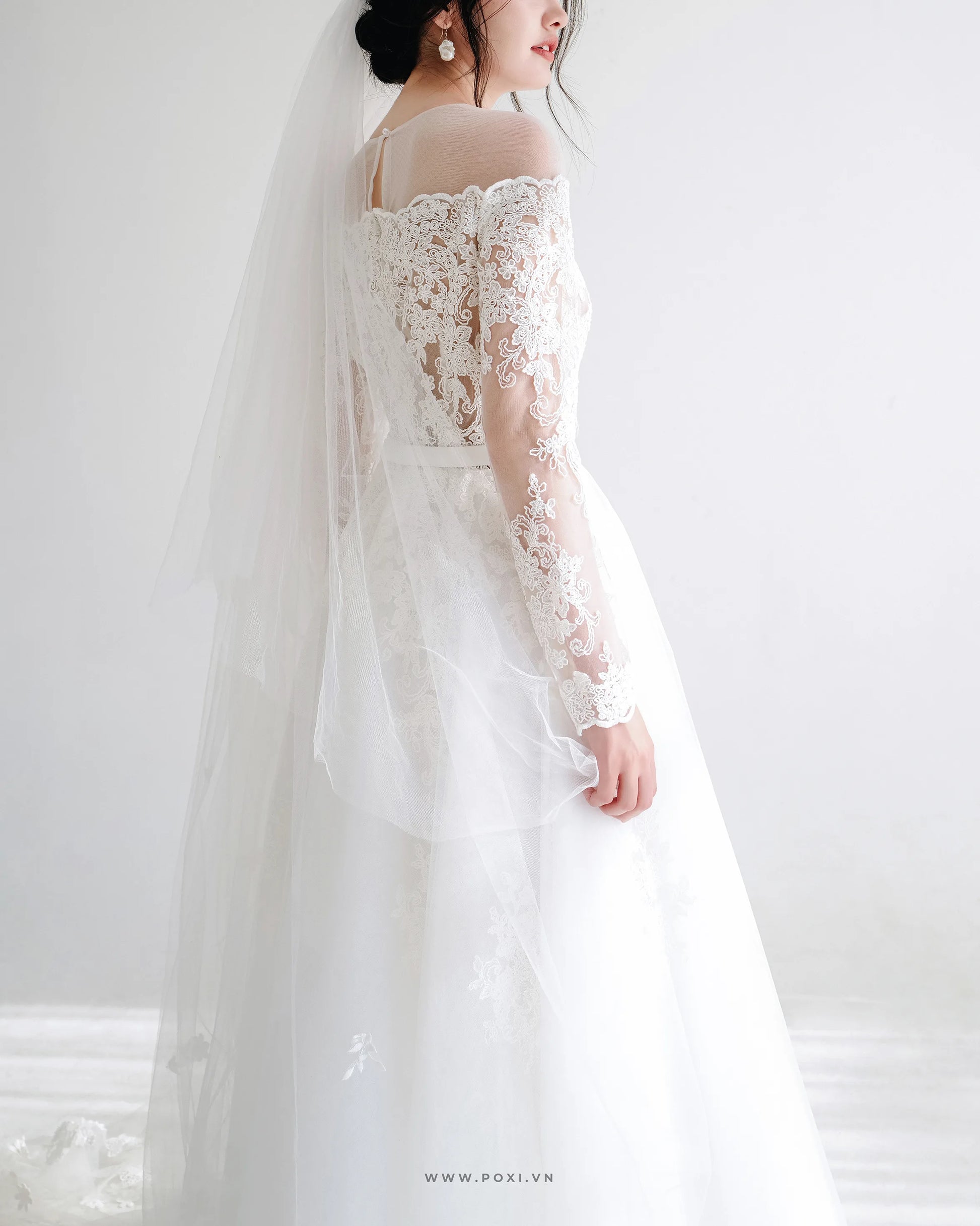 Đầm ren cổ tròn tay dài và dáng váy xòe - D1746B