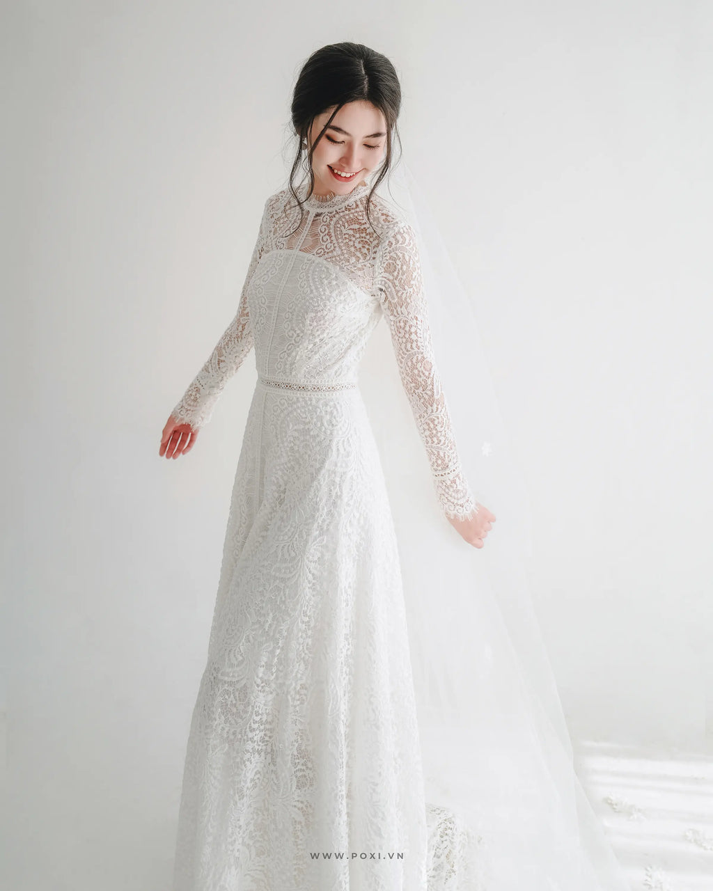 Đầm ren cổ tròn tay dài, dáng váy xòe - D750C Regular