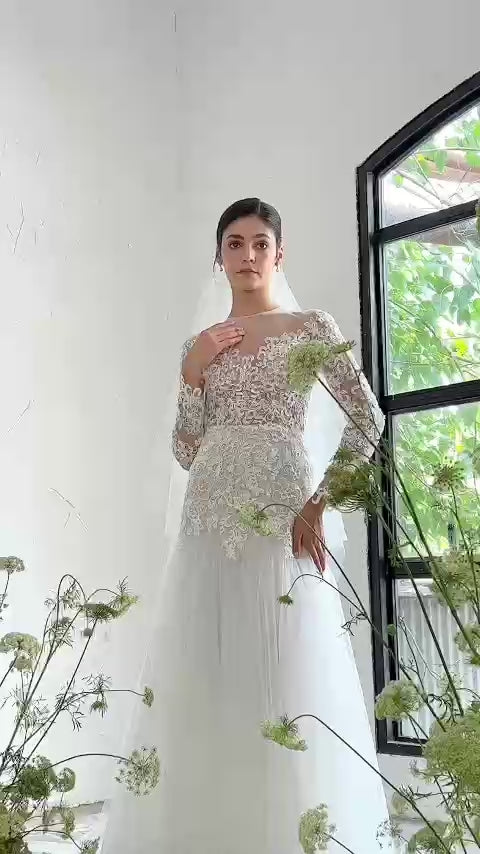 Đầm lưới tay dài đính ren tạo dáng cổ V, dáng váy xòe ôm hông nhẹ - D1799