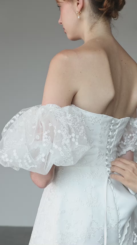 Đầm ren cúp ngực xẻ V phối tay áo phồng - D1866