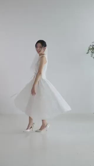 Đầm ren cổ tròn không tay, váy xòe xếp nhún 2 bên sườn - D1895